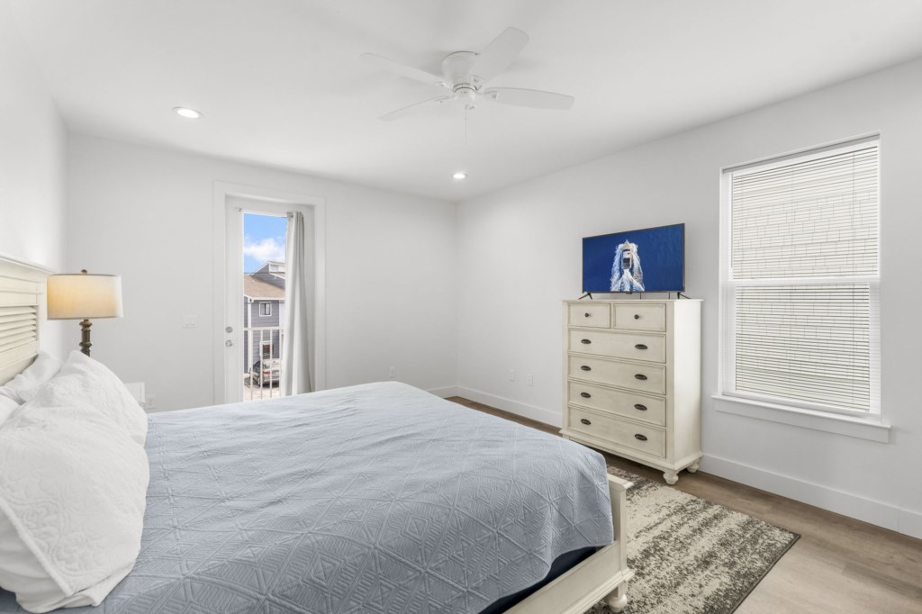 King Bedroom With Private Bathroom On 2nd Floor