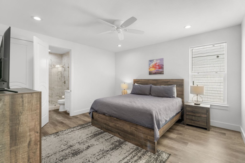 King Bedroom With Private Bathroom On 2nd Floor
