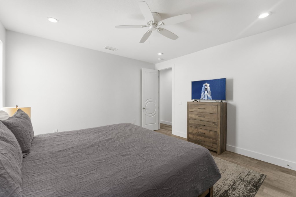 King Bedroom With Private Bathroom On 2nd Floor