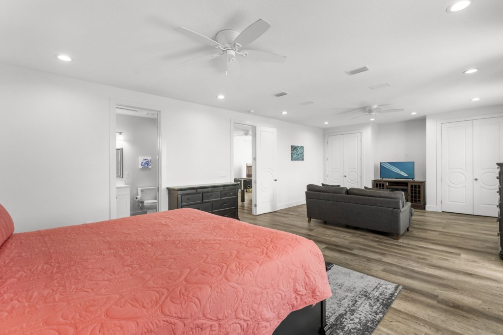 King Bedroom With Private Bathroom On 3rd Floor
