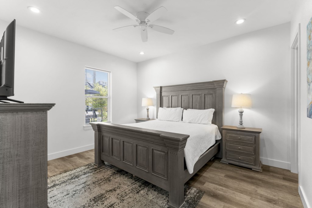 King Bedroom With Private Bathroom On 1st Floor