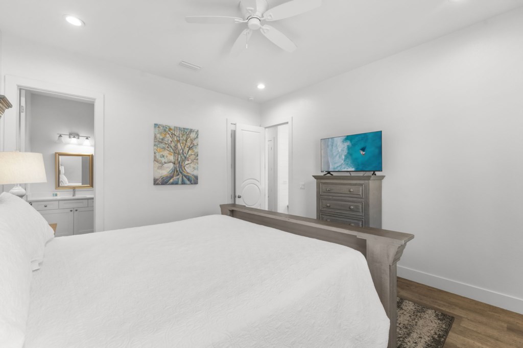 King Bedroom With Private Bathroom On 1st Floor