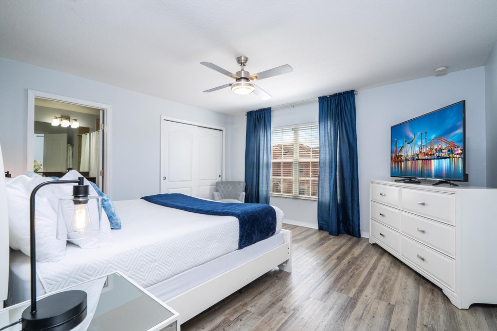 Master suite w/ king size bed and flat screen TV