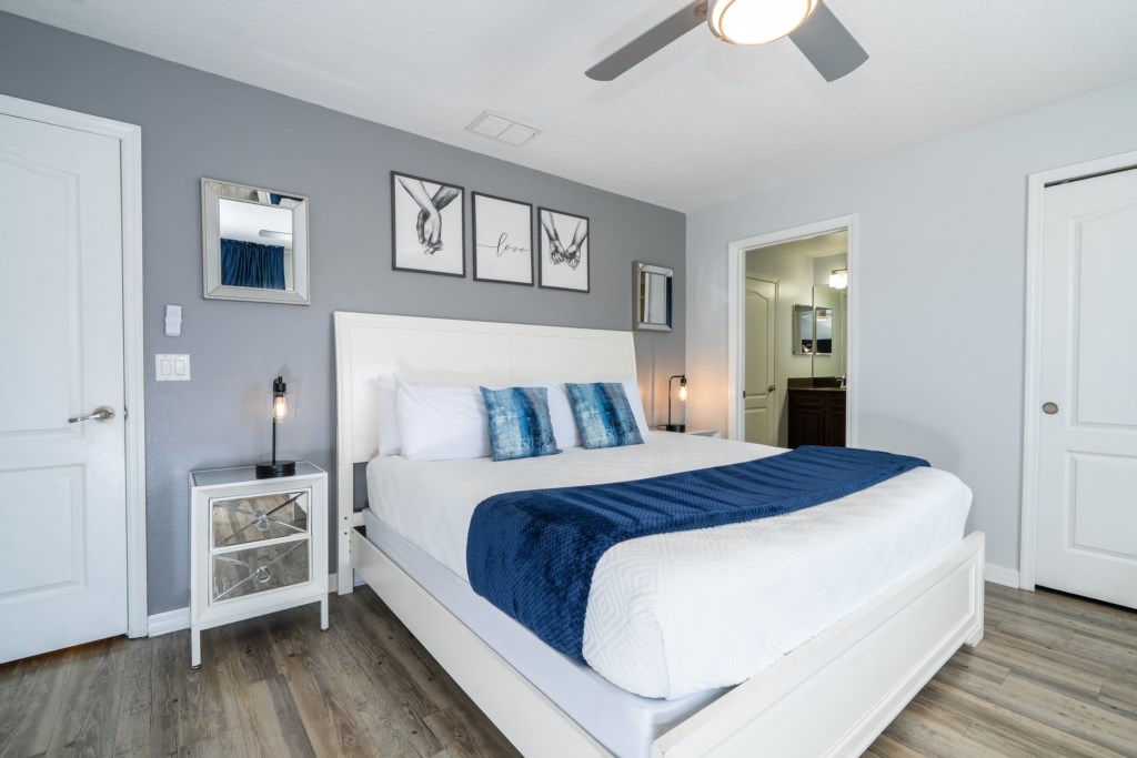 Master suite w/ king size bed and flat screen TV