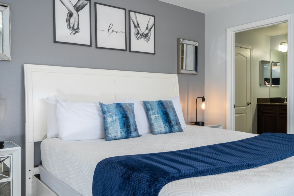 Master suite w/ king size bed and flat screen TV