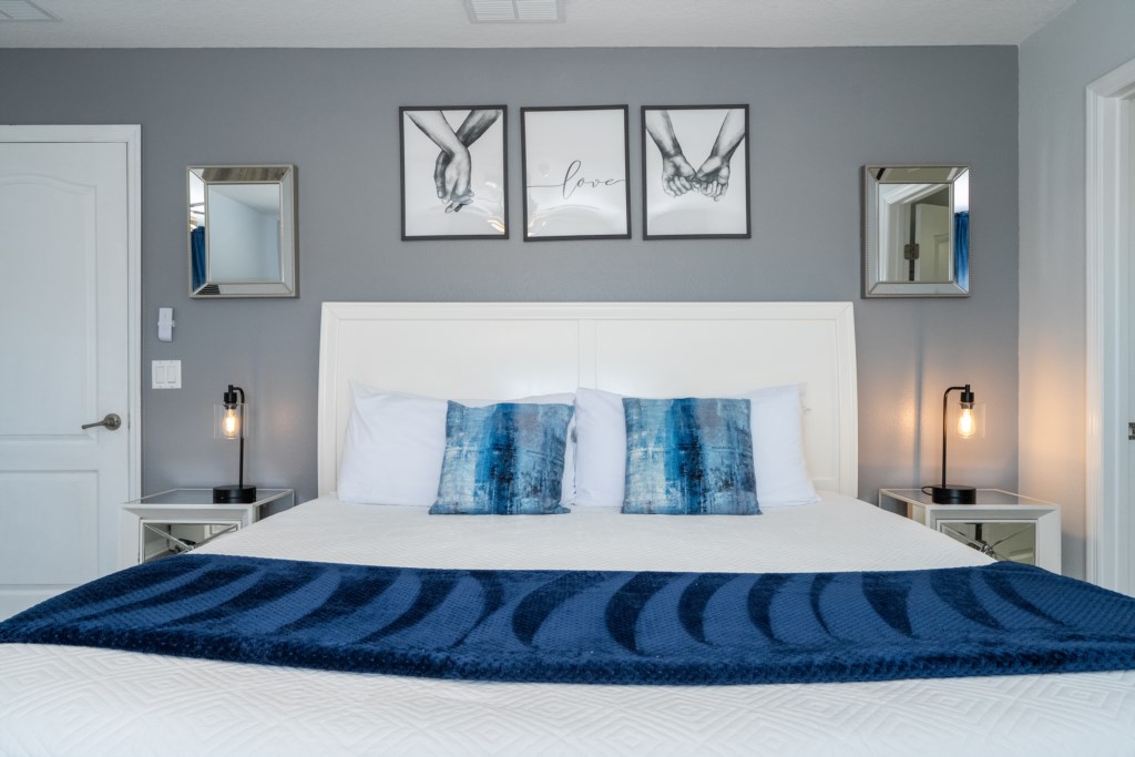 Master suite w/ king size bed and flat screen TV