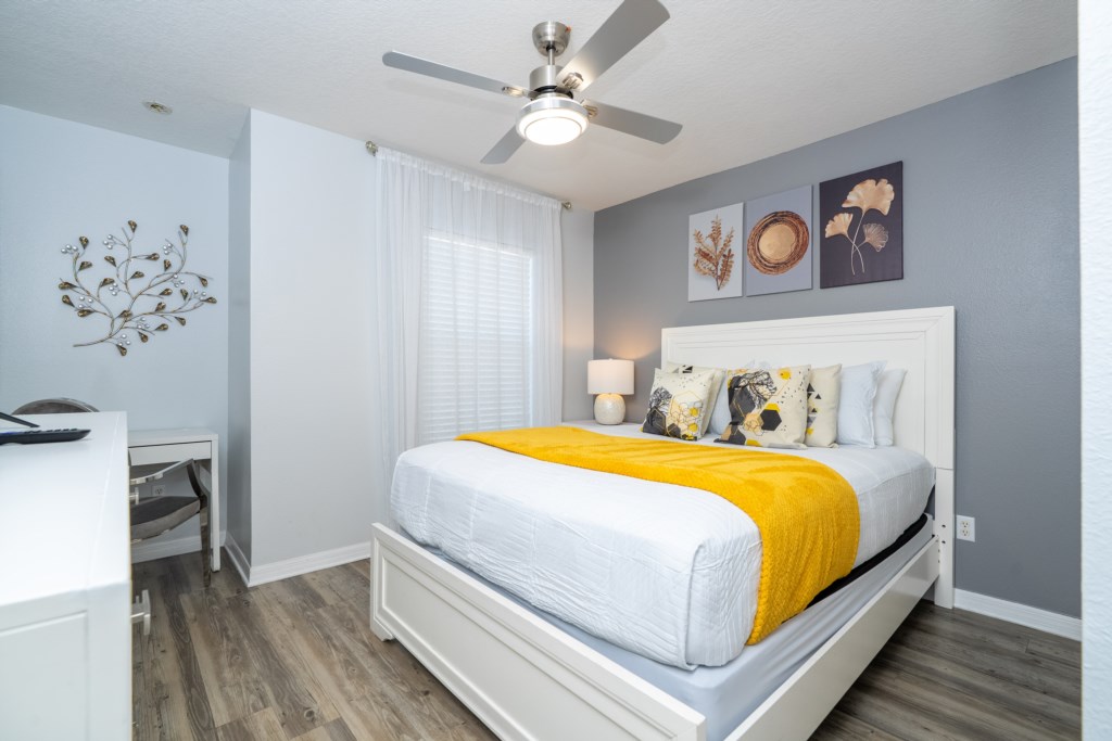 Queen bedroom w/ Flat screen TV