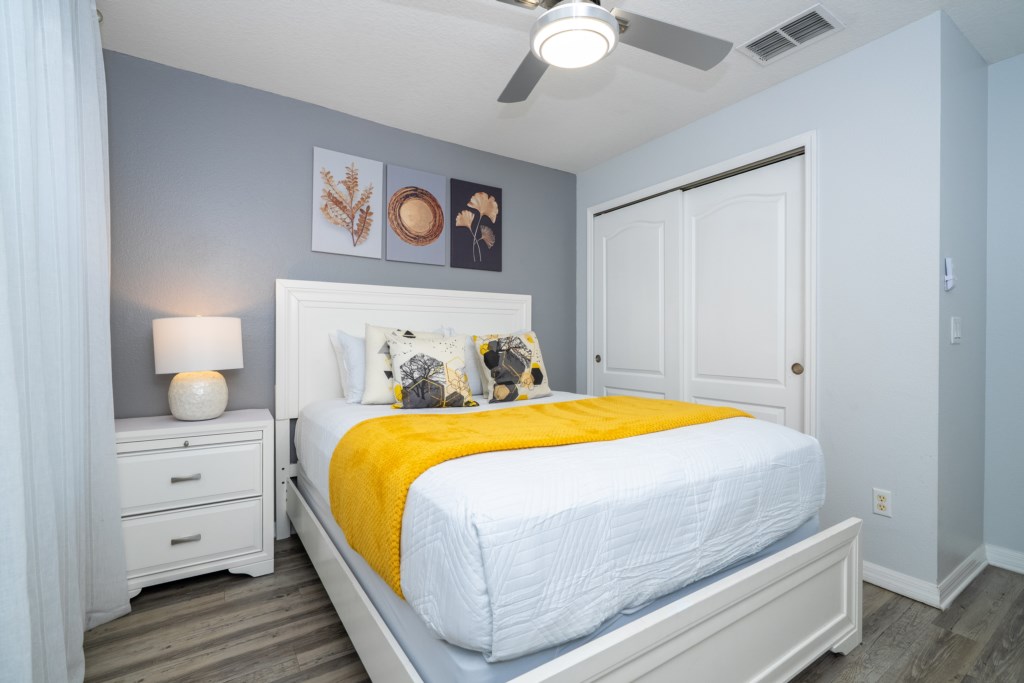 Queen bedroom w/ Flat screen TV