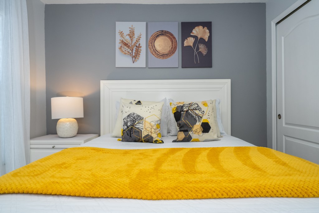 Queen bedroom w/ Flat screen TV