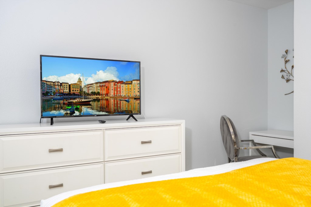 Queen bedroom w/ Flat screen TV