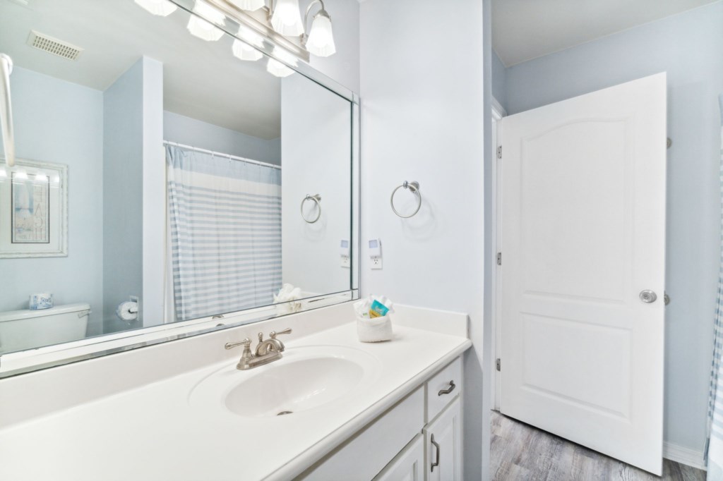 Level 1 Bathroom that connects to the Hallway and Queen Bedroom
