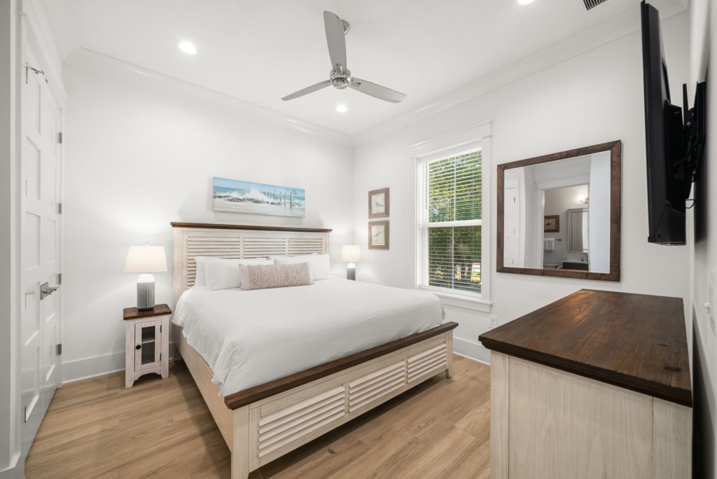 King Bedroom With Private Bathroom On 1st Floor