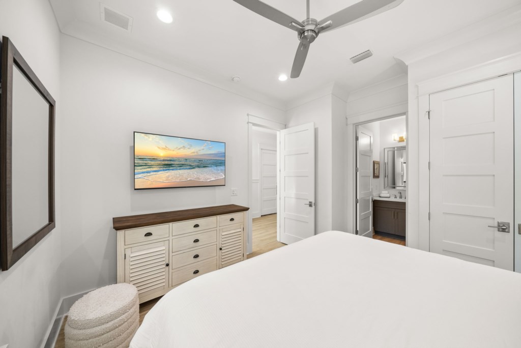 King Bedroom With Private Bathroom On 1st Floor