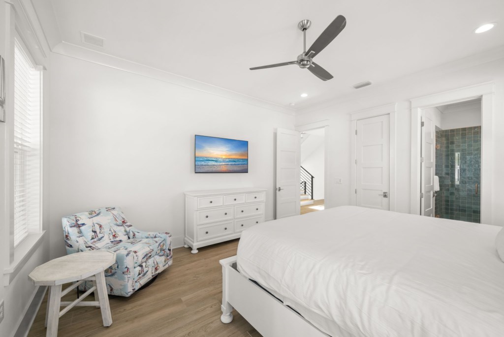 King Bedroom With Private Bathroom On 2nd Floor