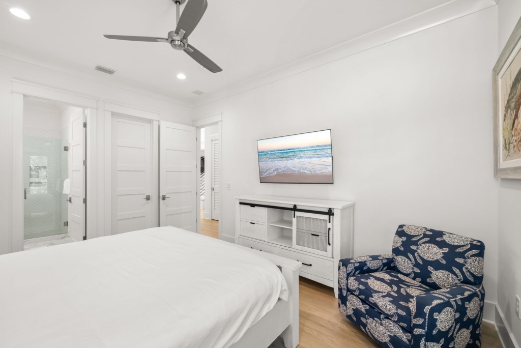 King Bedroom With Private Bathroom On 2nd Floor