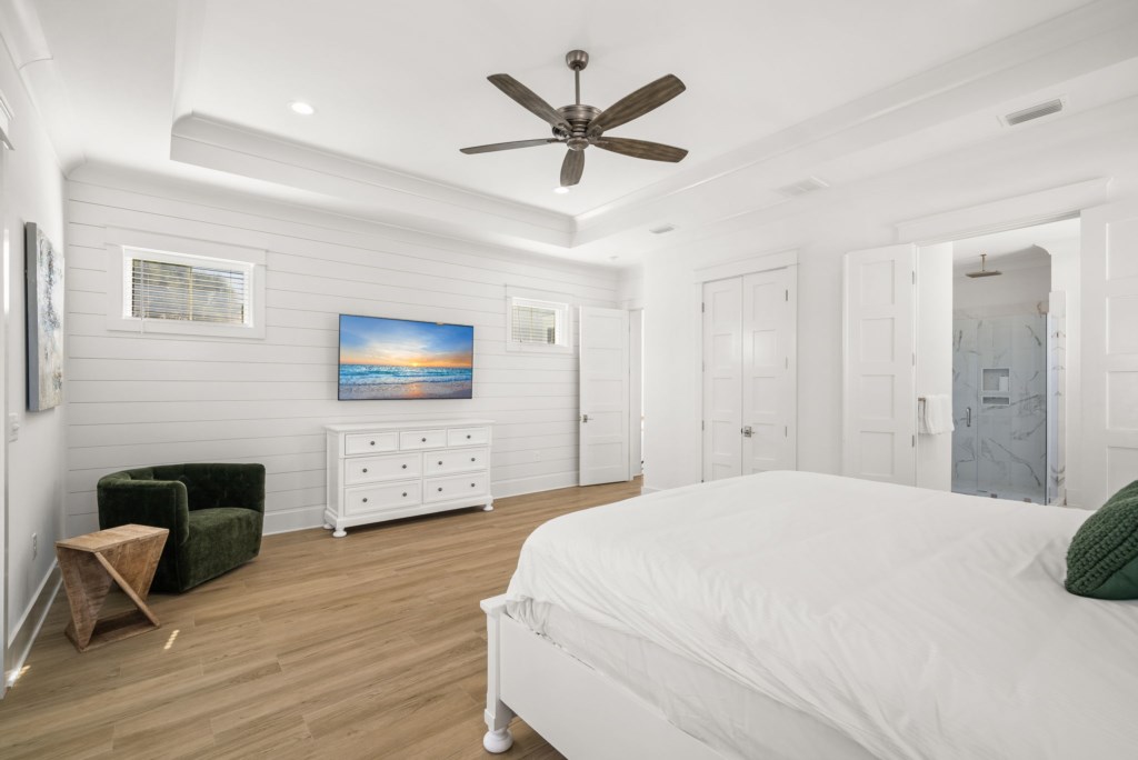 King Bedroom With Private Bathroom On 3rd Floor