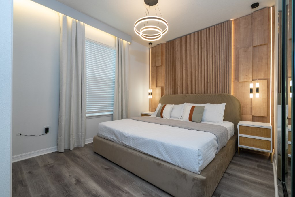 1st floor bedroom w/ king size bed, TV (can be converted to an en-suite)