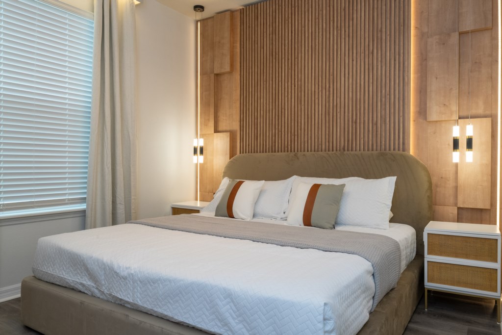 1st floor bedroom w/ king size bed, TV (can be converted to an en-suite)