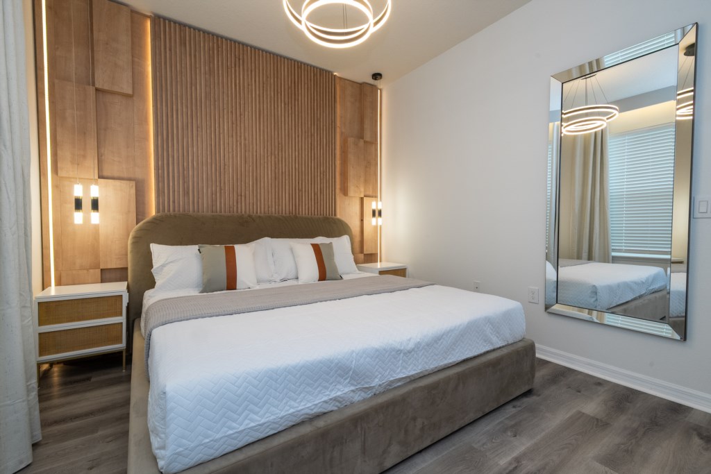 1st floor bedroom w/ king size bed, TV (can be converted to an en-suite)