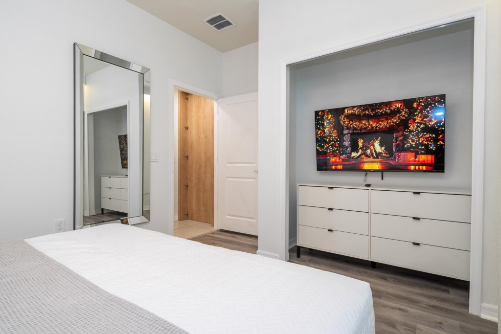 1st floor bedroom w/ king size bed, TV (can be converted to an en-suite)