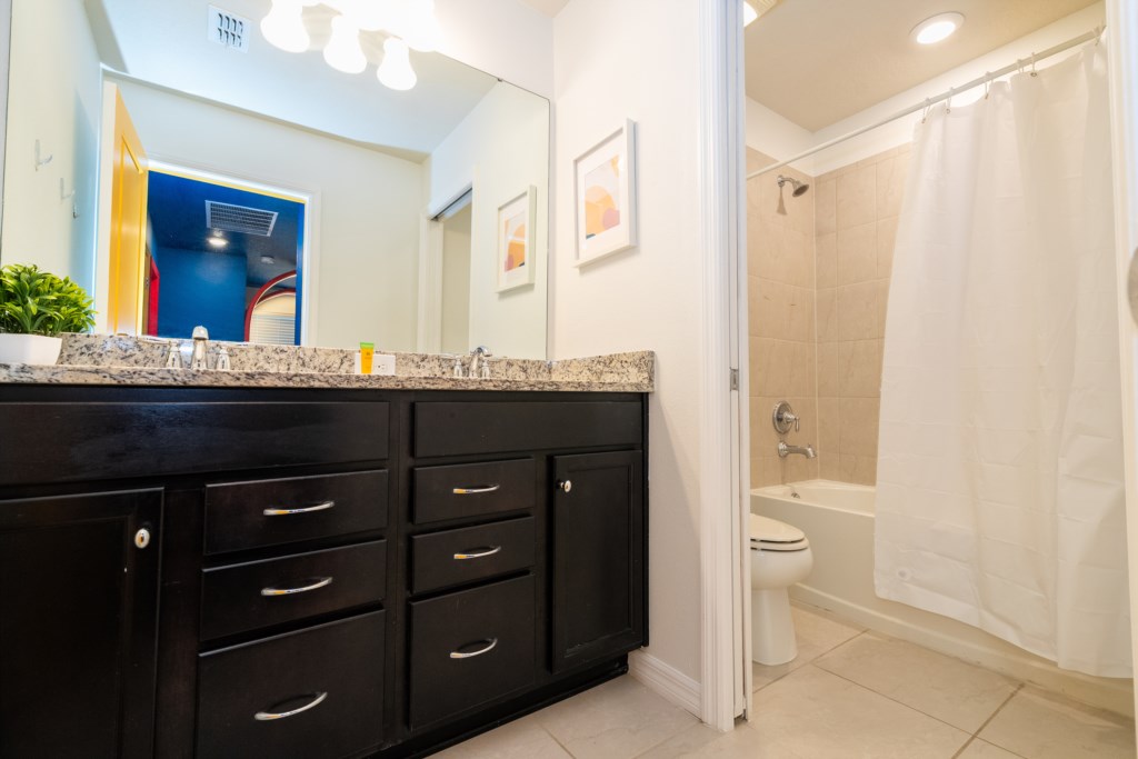 Themed bedrooms shared bathroom w/ double sinks and tub 