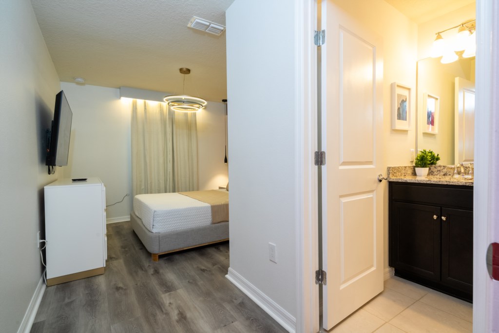 Guest bedroom w/ queen size bed, TV and private bathroom