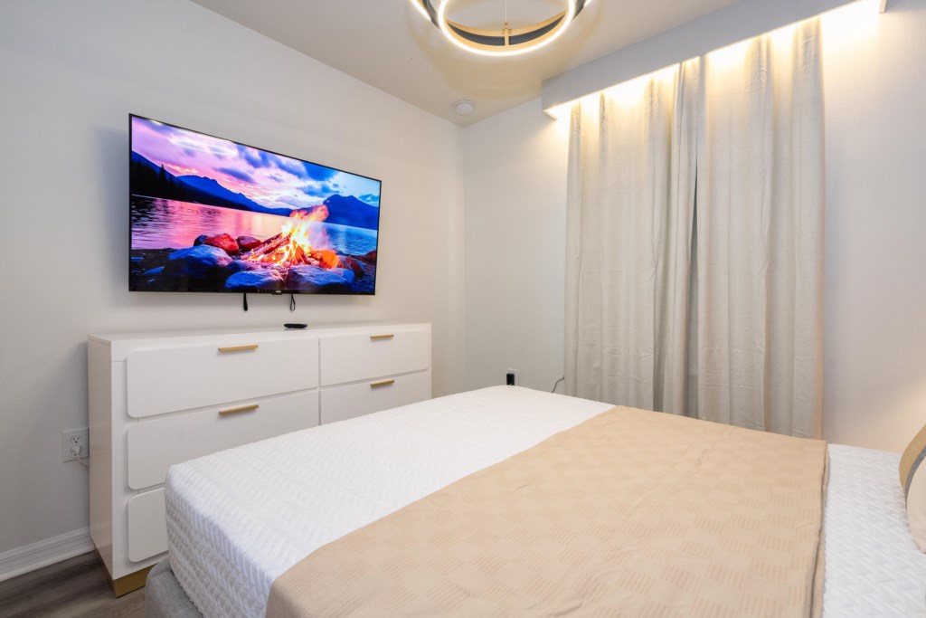 Guest bedroom w/ queen size bed, TV and private bathroom