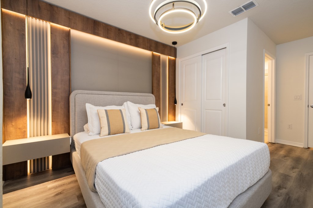 Guest bedroom w/ queen size bed, TV and private bathroom