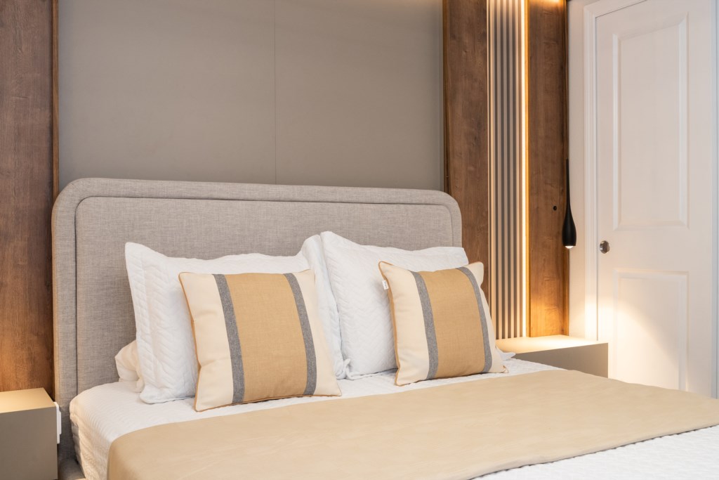 Guest bedroom w/ queen size bed, TV and private bathroom