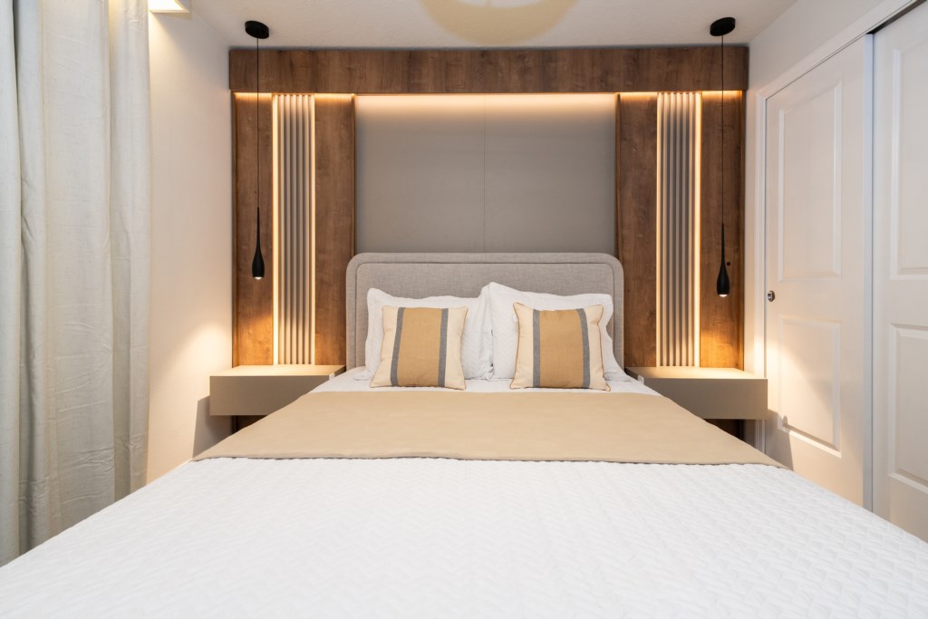 Guest bedroom w/ queen size bed, TV and private bathroom