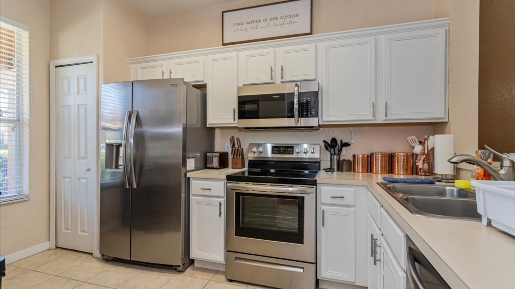 Kitchen
Fully equipped kitchen with modern stainless steel appliances, bright cabinetry.