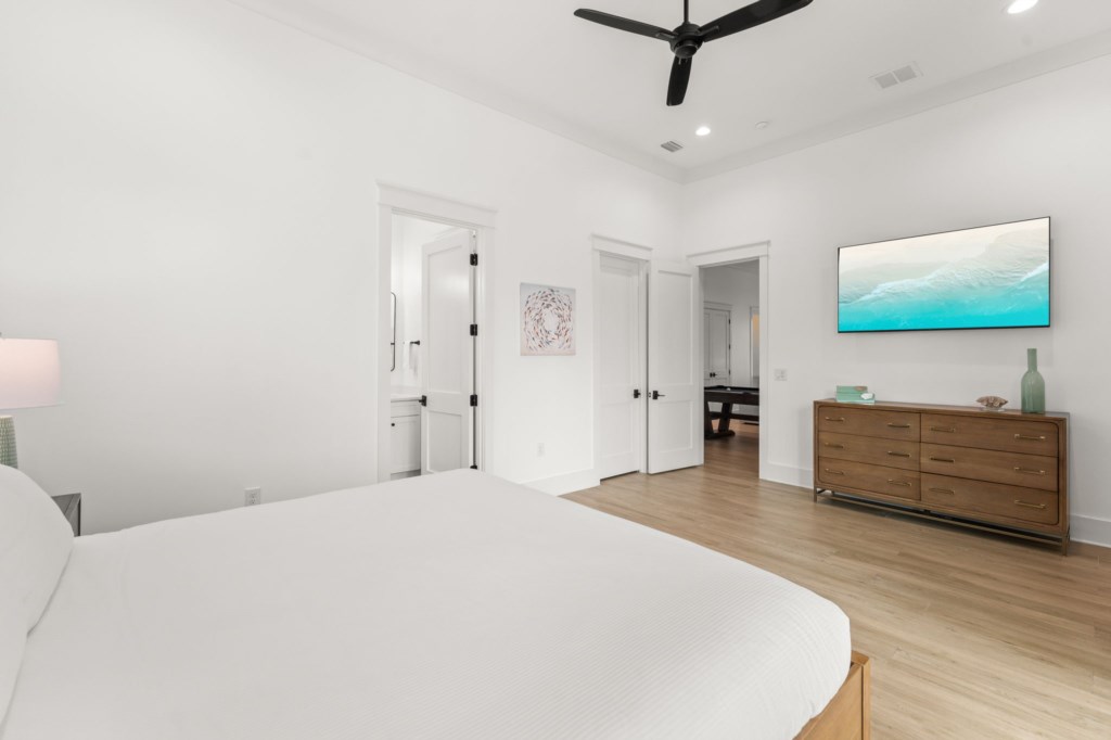 King Bedroom With Private Bathroom On 1st Floor