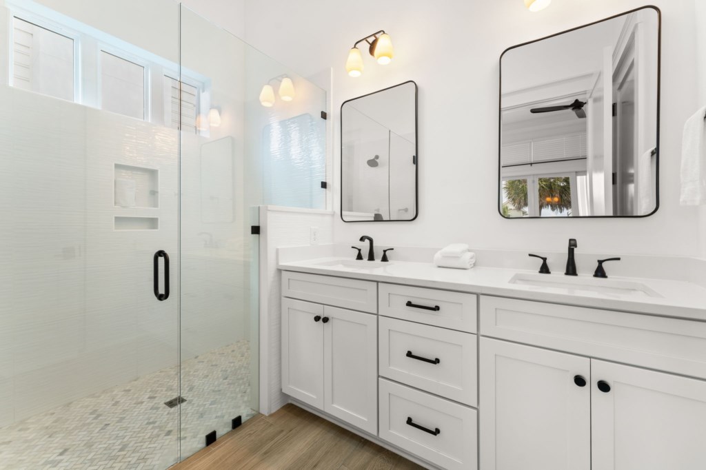 Private King Bathroom On 1st Floor