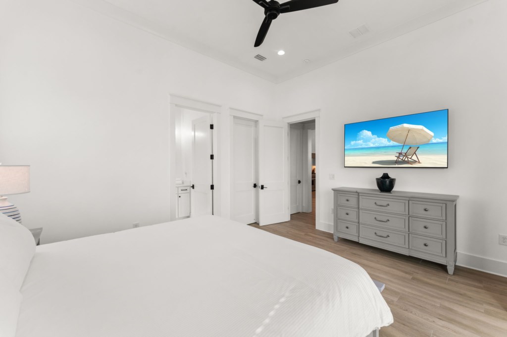 King Bedroom With Private Bathroom On 2nd Floor