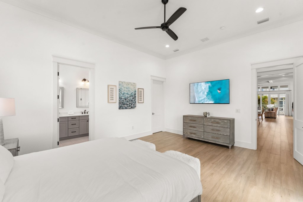 King Bedroom With Private Bathroom On 2nd Floor