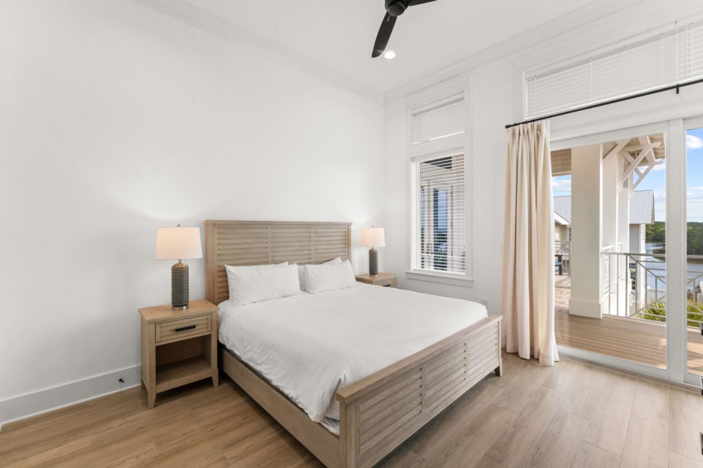 King Bedroom With Private Bathroom On 3rd Floor