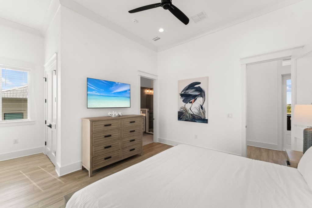 King Bedroom With Private Bathroom On 3rd Floor