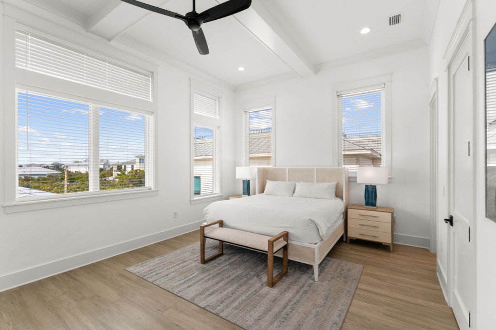 King Bedroom With Private Bathroom On 3rd Floor
