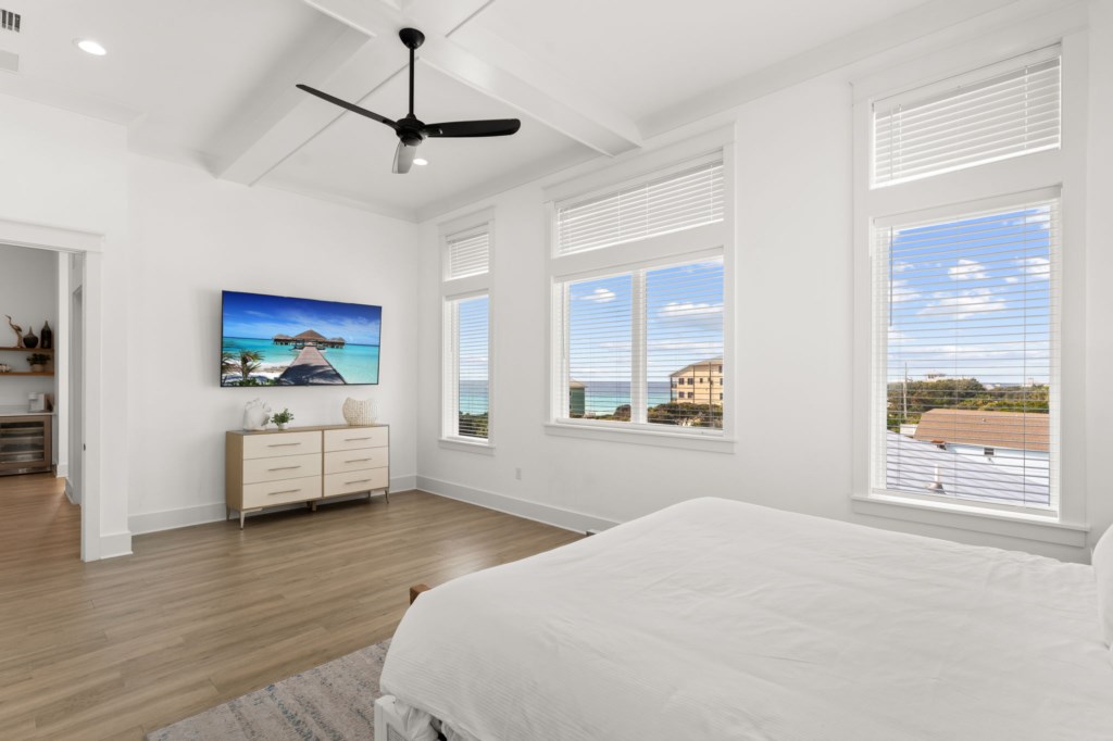 King Bedroom With Private Bathroom On 3rd Floor