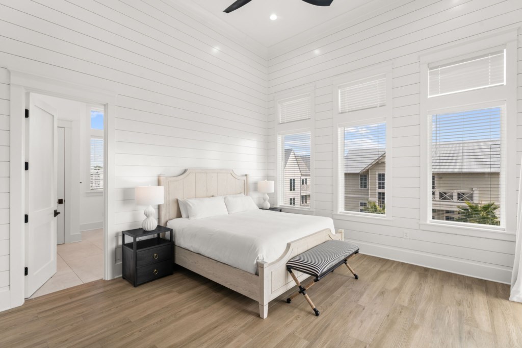 King Bedroom With Private Bathroom On 3rd Floor