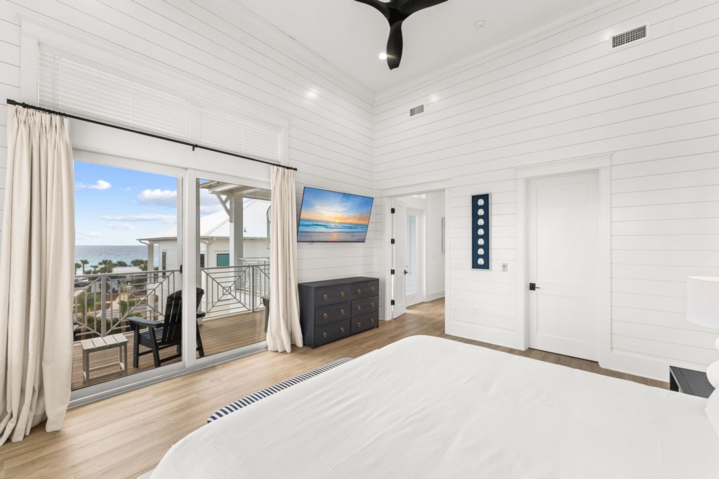King Bedroom With Private Bathroom On 3rd Floor