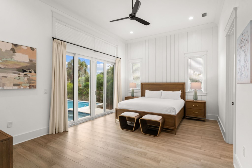 King Bedroom With Private Bathroom On 1st Floor