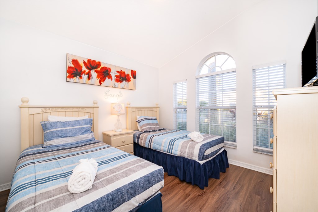 2nd bedroom (2 Twin Beds)