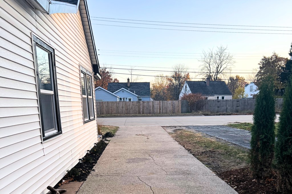 Cozy Mitten Driveway