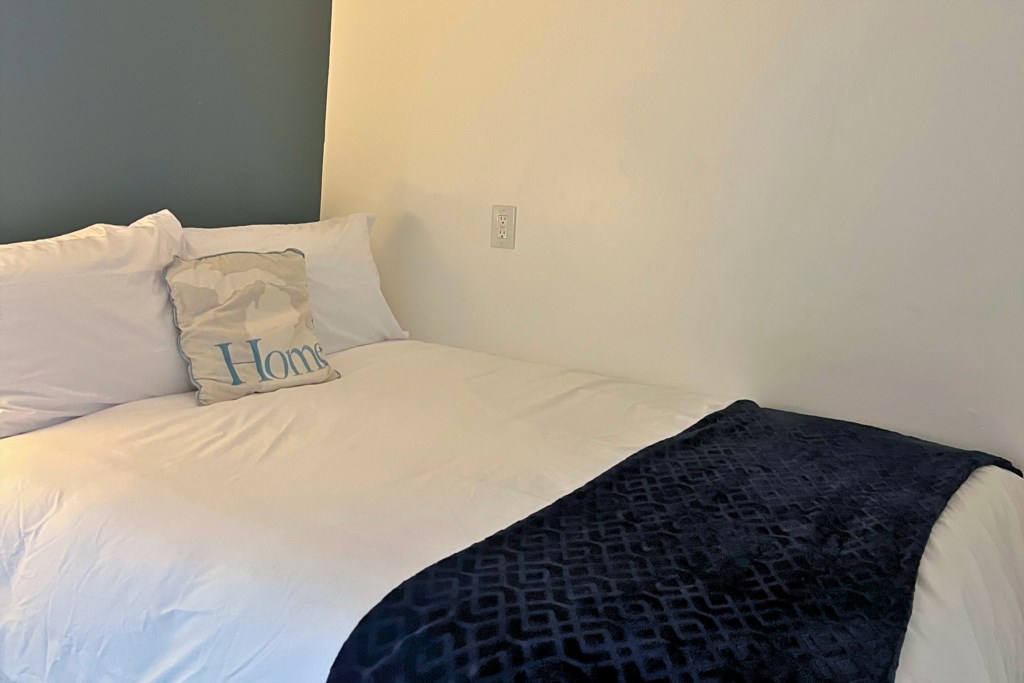 Cozy Mitten Second bedroom queen bed
