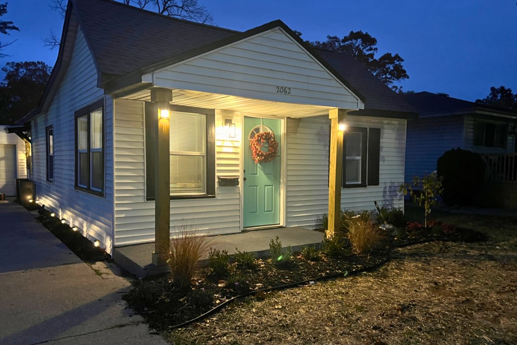 Cozy Mitten Front Entrance