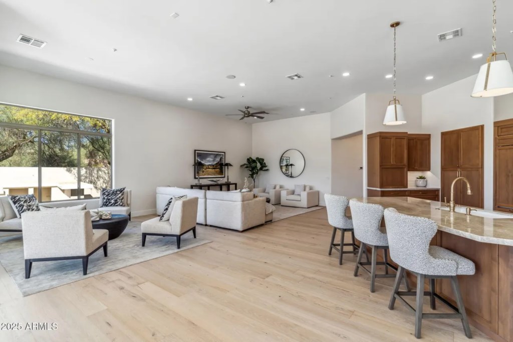 8d59bdfaae02f6236ddad94f4460379bl-m1434182404rd-w1280_h960