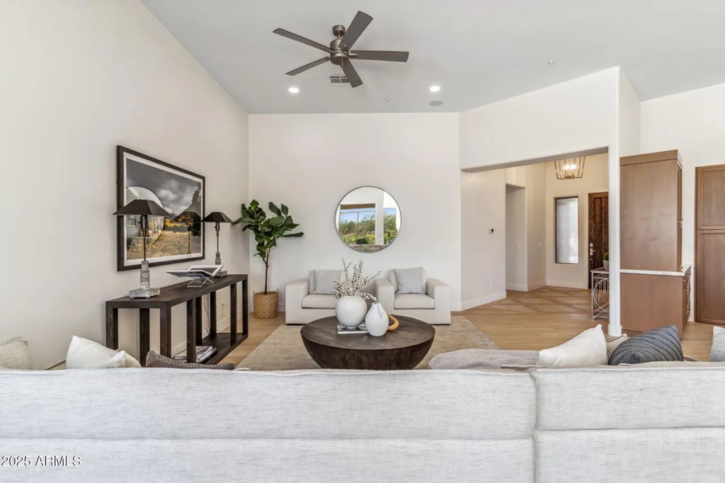 8d59bdfaae02f6236ddad94f4460379bl-m3745608969rd-w1280_h960