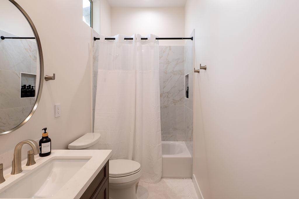 BATHROOM 3: En suite full bathroom