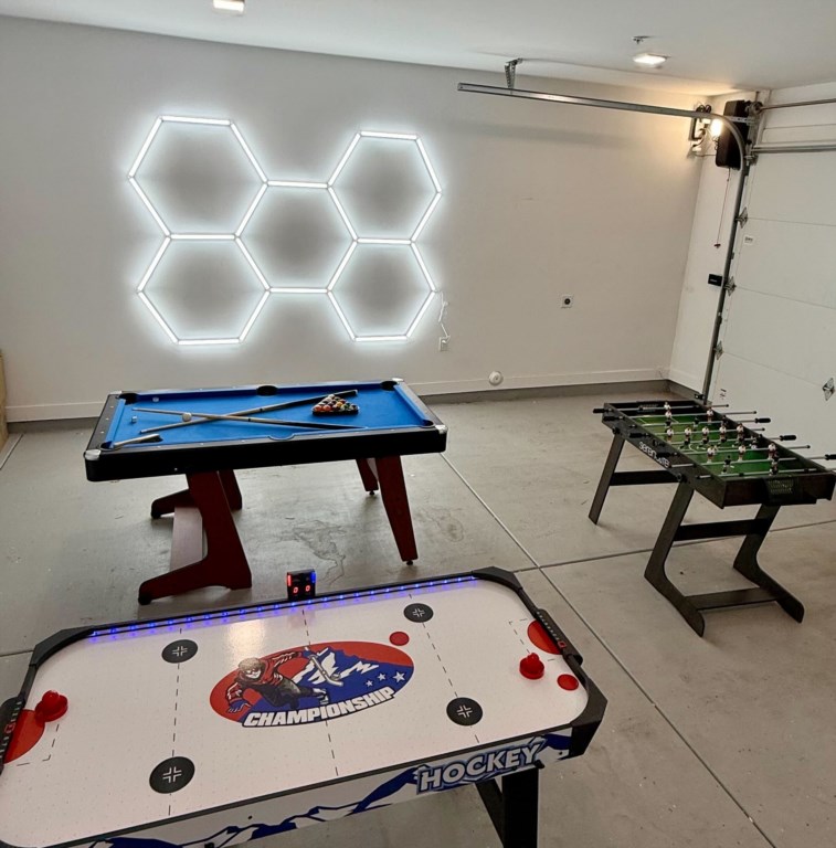 Private garage with games + bikes to explore Arcadia